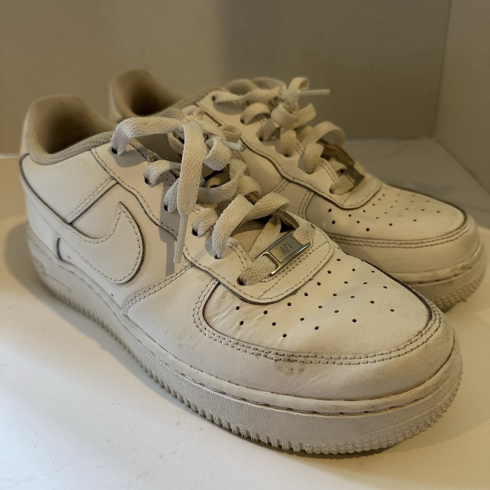 Nike Air Force 1 Low GS Triple White Kids Size 6Y Athletic Shoes Great Condition